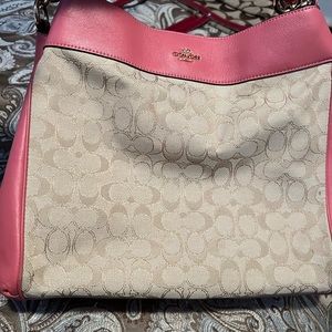 Beautiful purse used only a few times. Good size